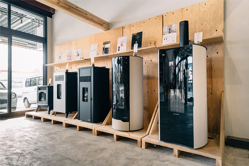 山梨 - 笹本環境オフィス　ペレットストーブの展示風景